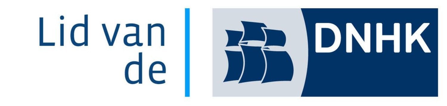 „Logo mit dem Text 'Lid van de' und dem Symbol der DNHK, bestehend aus drei blauen Wellen auf einem grauen Hintergrund und dem Text 'DNHK' auf blau.“